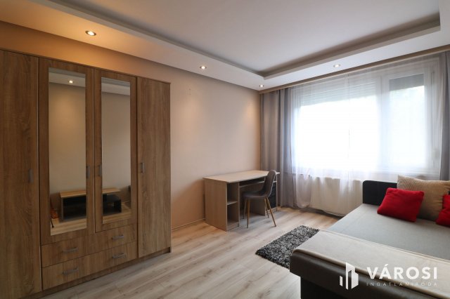 Kiadó panellakás, albérlet, Szegeden 120 E Ft / hó, 5 szobás