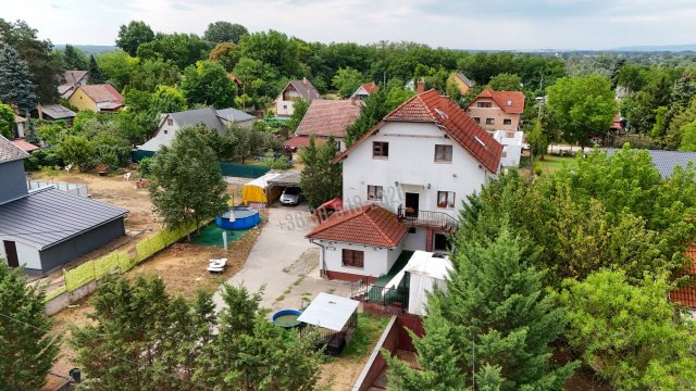 Eladó családi ház, Csörögön 99.99 M Ft, 4+1 szobás