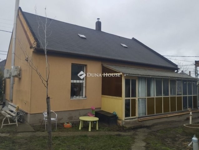 Eladó családi ház, Székesfehérvárott 74 M Ft, 3 szobás