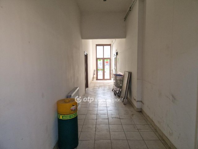 Eladó üzlethelyiség, Nagykállóban 250 M Ft