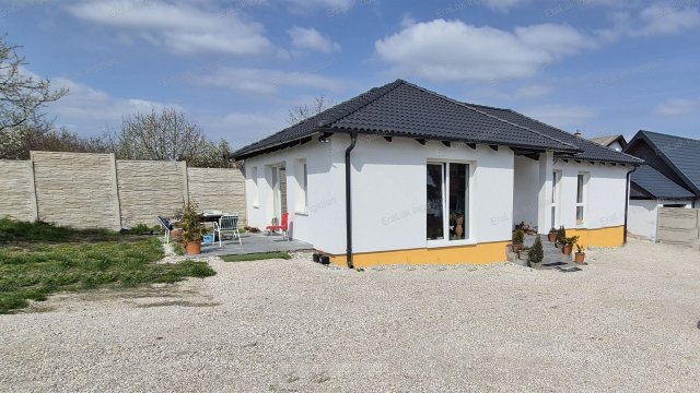 Eladó családi ház, Győrújbaráton 99.9 M Ft, 4 szobás