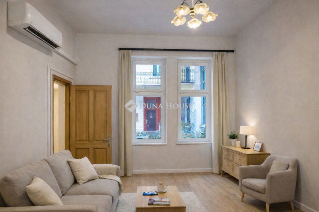 Eladó téglalakás, Budapesten, VI. kerületben 51.2 M Ft, 1 szobás