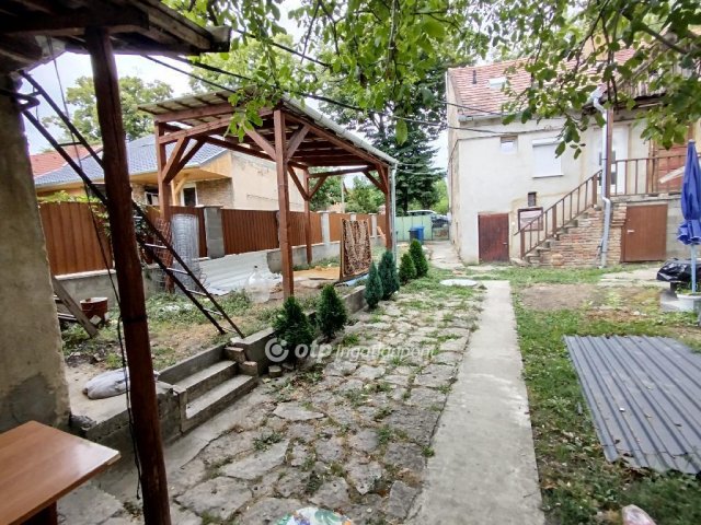 Eladó családi ház, Pécsett 25 M Ft, 1 szobás
