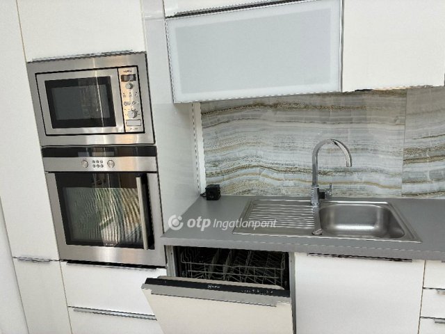 Eladó téglalakás, Komlón 42.5 M Ft, 3 szobás