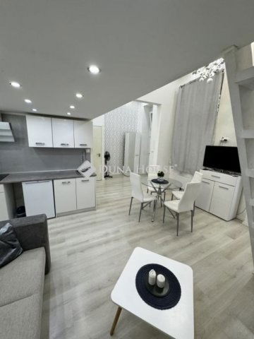 Eladó téglalakás, Budapesten, VI. kerületben 47.9 M Ft, 1 szobás