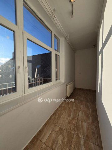 Eladó téglalakás, Pápán 64.9 M Ft, 3 szobás