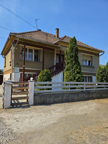 Eladó családi ház, Arlón 18 M Ft, 4 szobás