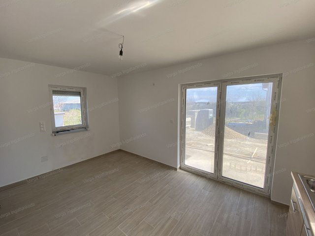 Eladó téglalakás, Sopronban 46.5 M Ft, 3 szobás