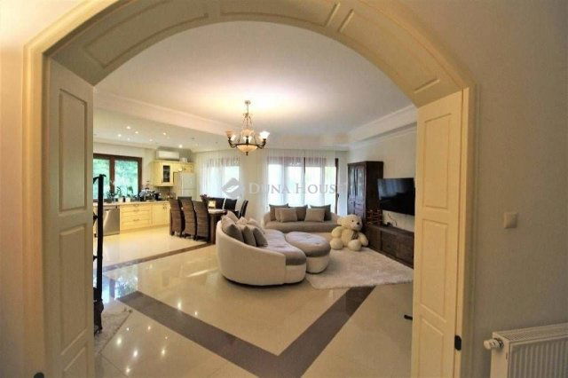 Eladó családi ház, Mogyoródon 310 M Ft, 9 szobás