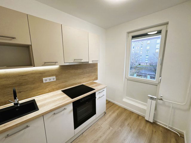 Eladó panellakás, Pécsett 44.9 M Ft, 1 szobás