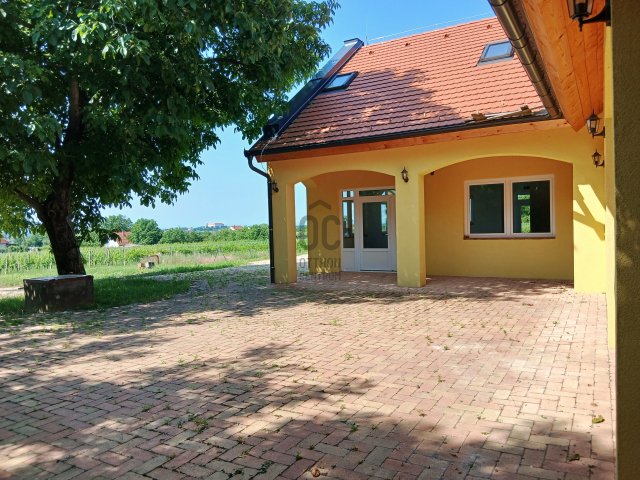 Eladó családi ház, Siklóson 80 M Ft, 8 szobás