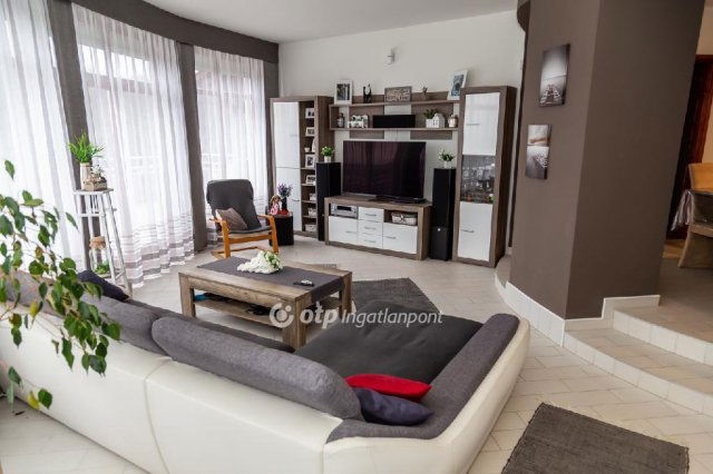 Eladó családi ház, Báron 95 M Ft, 4+1 szobás