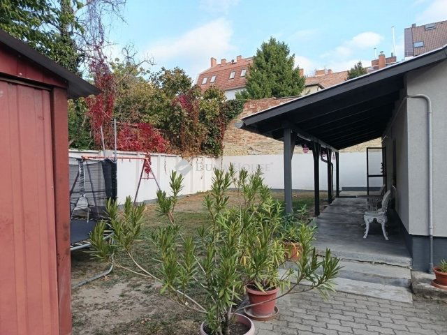 Eladó családi ház, Szegeden 269 M Ft, 6 szobás