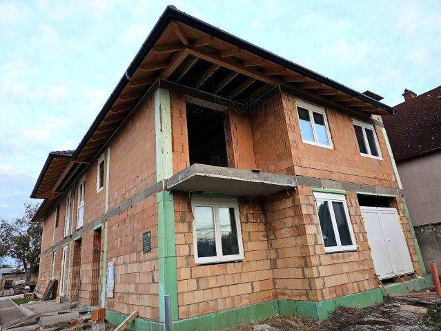 Eladó téglalakás, Győrött 89.9 M Ft, 5 szobás