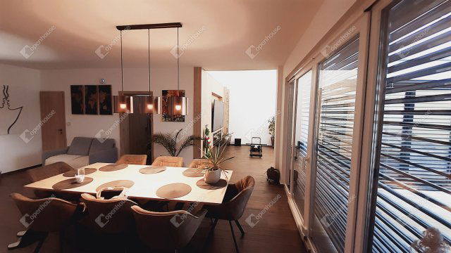 Eladó családi ház, Ajkán 299 M Ft, 5 szobás