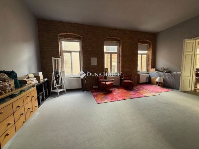 Eladó téglalakás, Pécsett 145 M Ft, 3 szobás