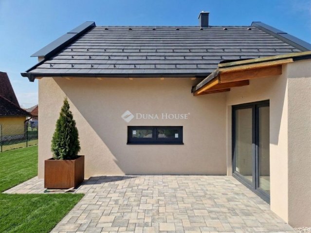 Eladó családi ház, Vonyarcvashegyen 179.9 M Ft, 4 szobás