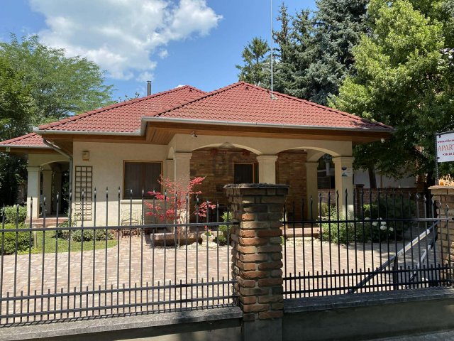 Eladó családi ház, Siófokon 369 M Ft, 10 szobás