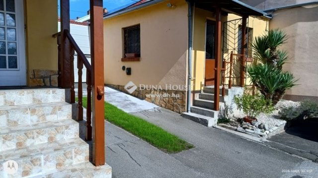 Eladó családi ház, Pécsett 84 M Ft, 1 szobás