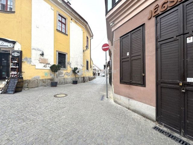 Eladó családi ház, Egerben 218 M Ft, 8 szobás