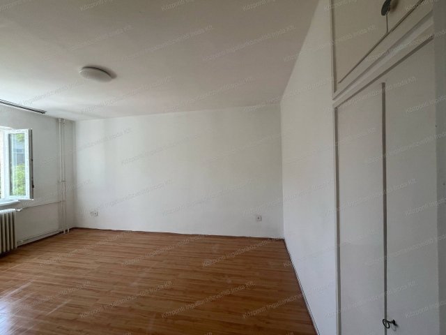 Eladó téglalakás, Oroszlányban 27.99 M Ft, 1 szobás