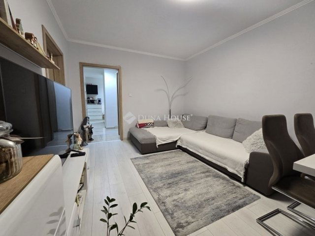 Eladó panellakás, Pécsett 57.9 M Ft, 3 szobás