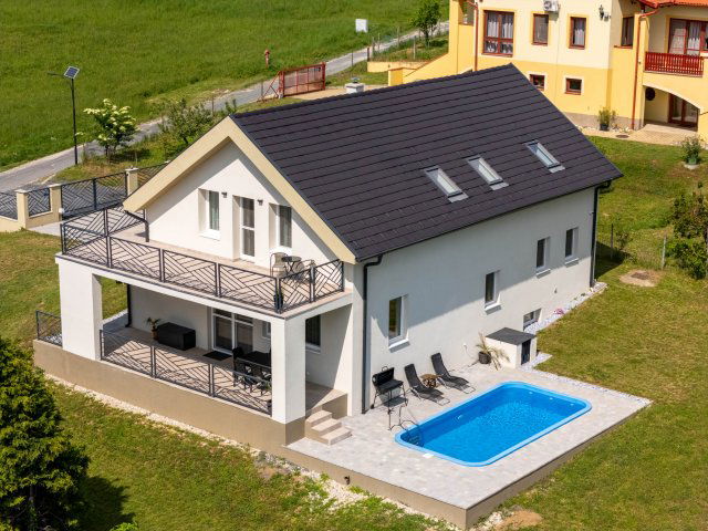 Eladó családi ház, Keszthelyen 220 M Ft, 5 szobás