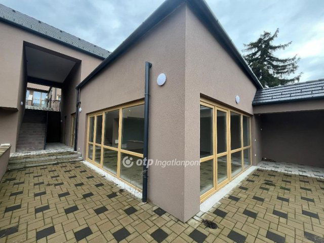 Eladó téglalakás, Szekszárdon 135 M Ft, 3+2 szobás