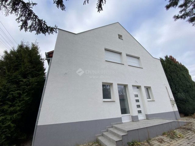 Eladó családi ház, Pécsett 150 M Ft, 4 szobás