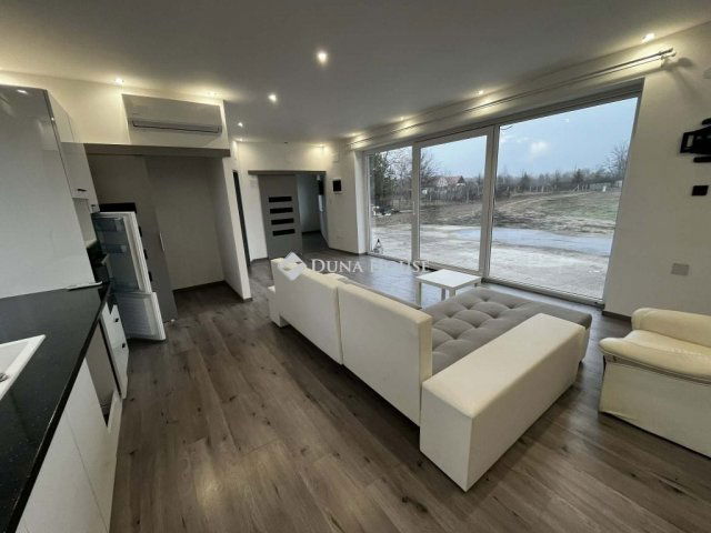 Kiadó családi ház, albérlet, Kecskeméten 300 E Ft / hó