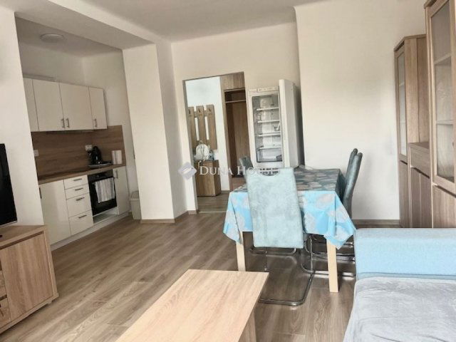 Kiadó téglalakás, albérlet, Pécsett 170 E Ft / hó, 2 szobás