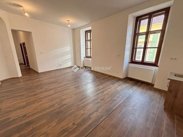 Eladó téglalakás, Sopronban 82.5 M Ft, 6 szobás