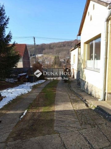 Eladó családi ház, Komlón 28.9 M Ft, 3 szobás