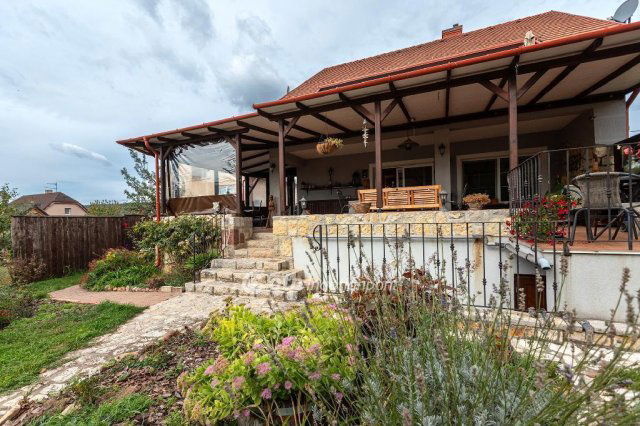 Eladó családi ház, Lovason 154.9 M Ft, 4 szobás