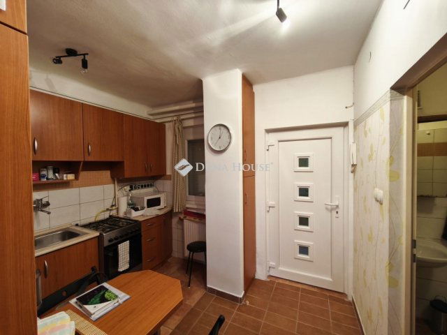 Kiadó téglalakás, albérlet, Pécsett 130 E Ft / hó, 1 szobás