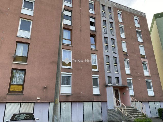 Eladó panellakás, Pécsett 36.9 M Ft, 2 szobás