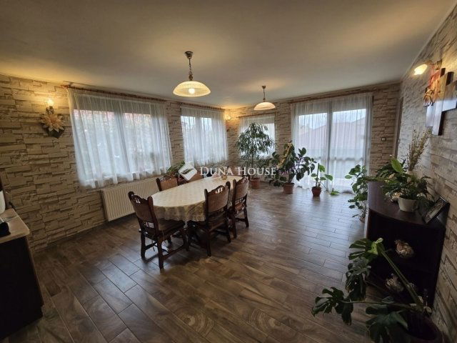 Eladó családi ház, Szigetszentmiklóson 129.9 M Ft, 7 szobás