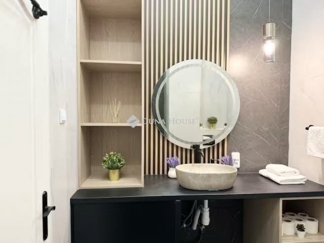 Eladó téglalakás, Budapesten, VI. kerületben 55 M Ft, 1 szobás