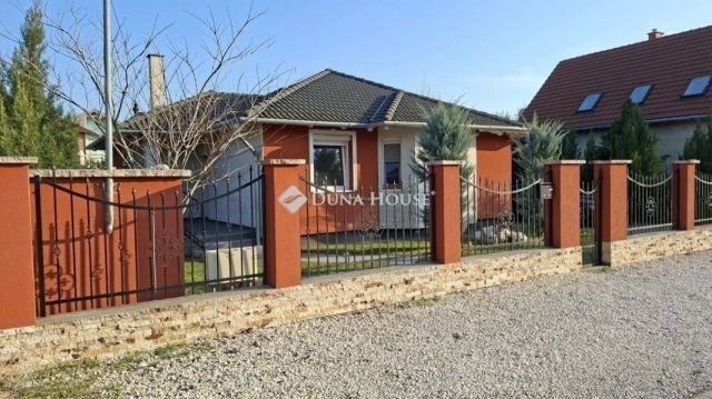 Eladó családi ház, Dunaharasztin 130 M Ft, 4 szobás