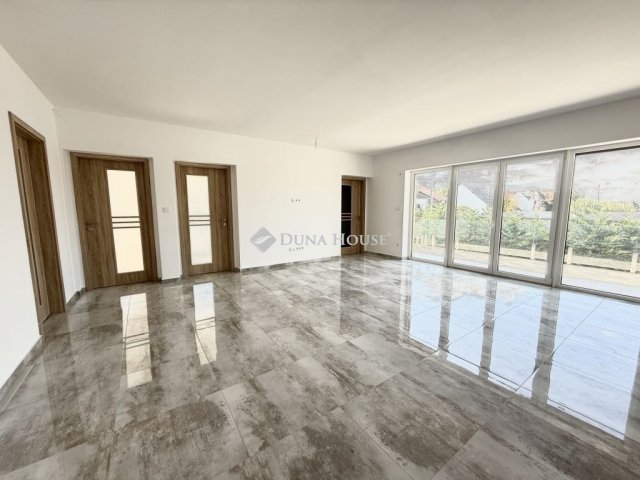 Eladó családi ház, Pécsett 115.99 M Ft, 4 szobás