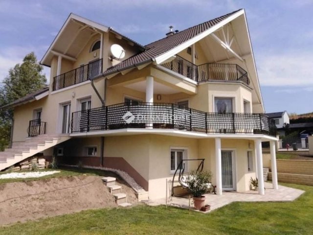 Eladó családi ház, Telkin 359 M Ft, 8 szobás