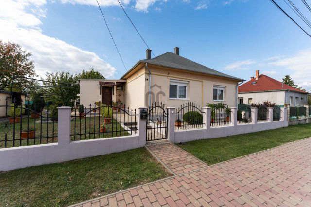 Eladó családi ház, Pétfürdőn 74.9 M Ft, 3 szobás
