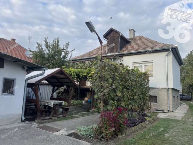 Eladó családi ház, Solton 50 M Ft, 4 szobás