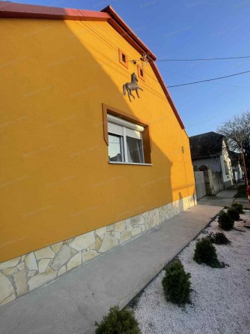 Eladó családi ház, Bátaszéken 64.9 M Ft, 5 szobás