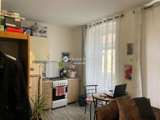 Eladó családi ház, Esztergomban 198.499 M Ft, 8 szobás