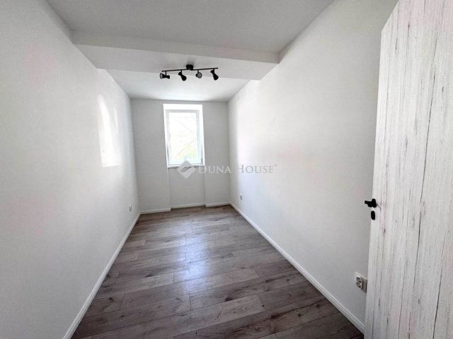 Eladó téglalakás, Pécsett 57.99 M Ft, 3 szobás