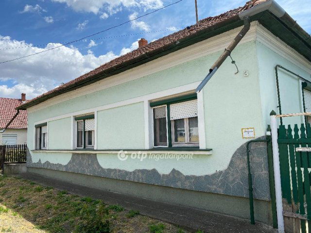 Eladó családi ház, Kunmadarason 13 M Ft, 4 szobás