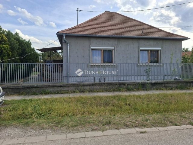 Eladó családi ház, Esztergomban 83.9 M Ft, 3 szobás