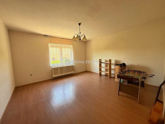Eladó családi ház, Várpalotán 95 M Ft, 7 szobás