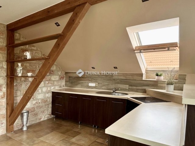 Eladó családi ház, Pécsett 250 M Ft, 9 szobás